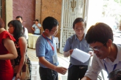 Prof. Nguyen Lan Dung is registering at the reception